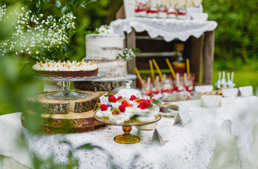 Słodki stół na wesele w sadzie