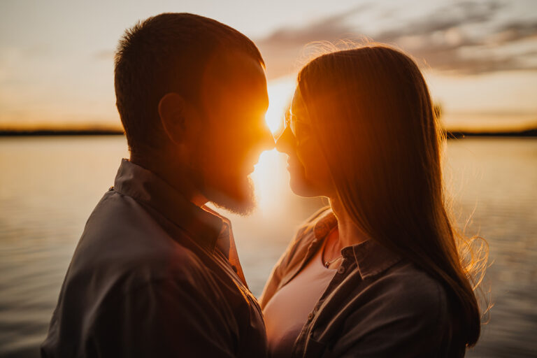 Sesja narzeczeńska o zachodzie słońca