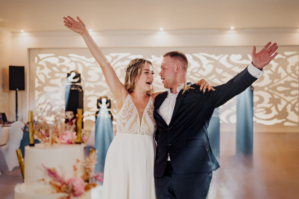 Efektowna oprawa podania tortu weselnego