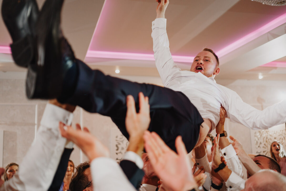 Podrzucanie Pana Młodego na weselu