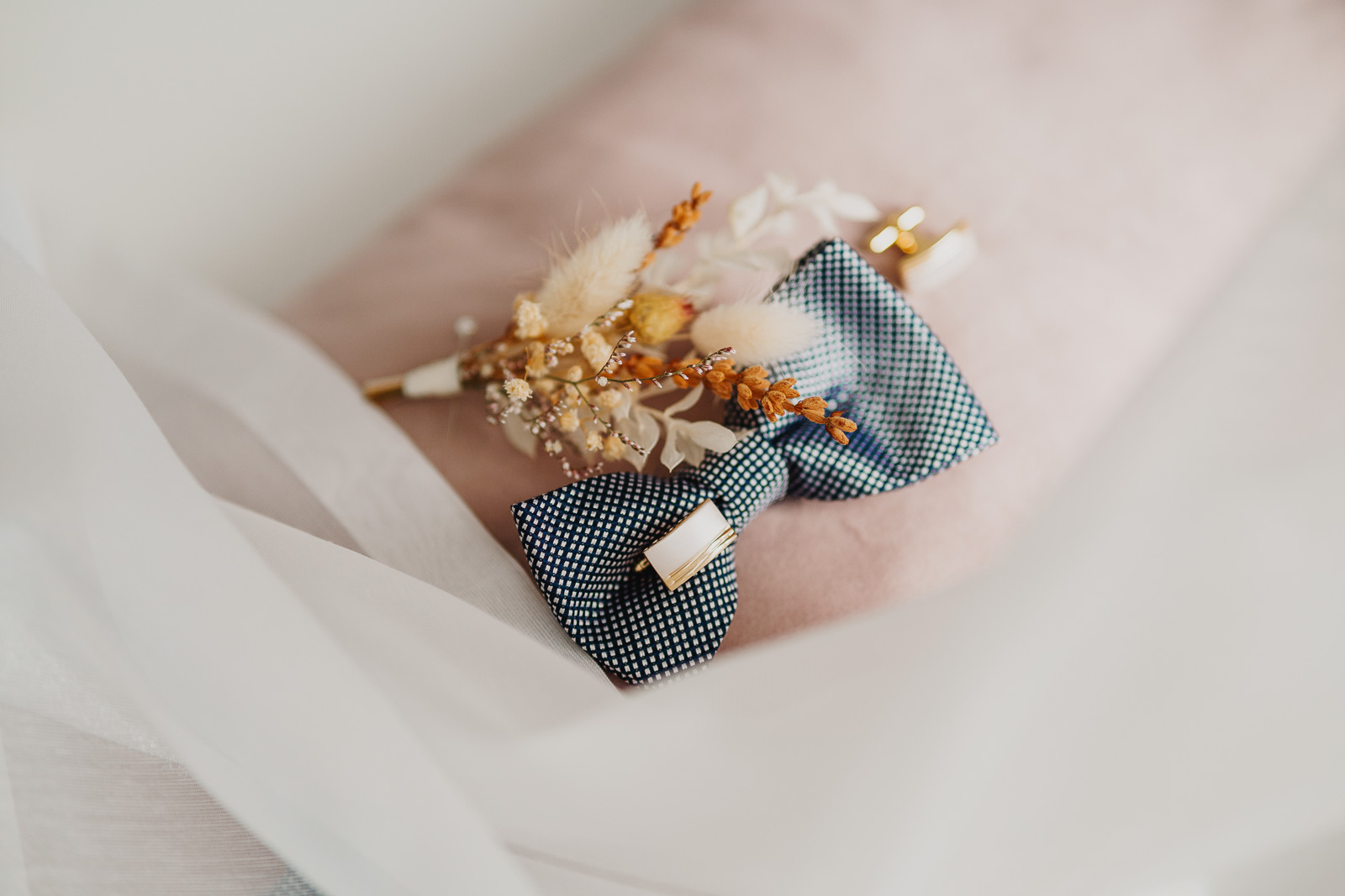 Detale ślubne - mucha i kwiatek Pana Młodego