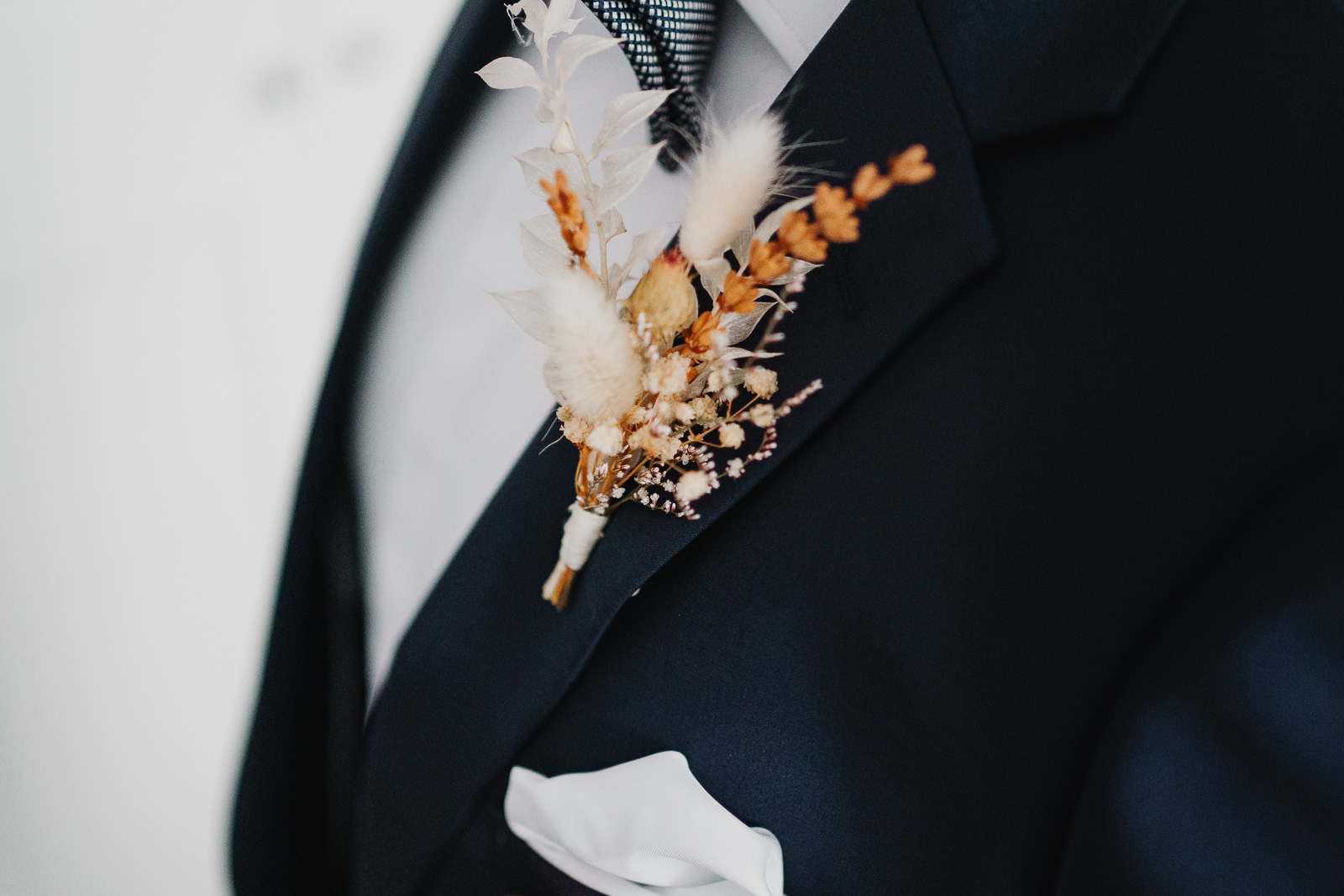 Przygotowania do ślubu - kwiatek w klapie Pana Młodego