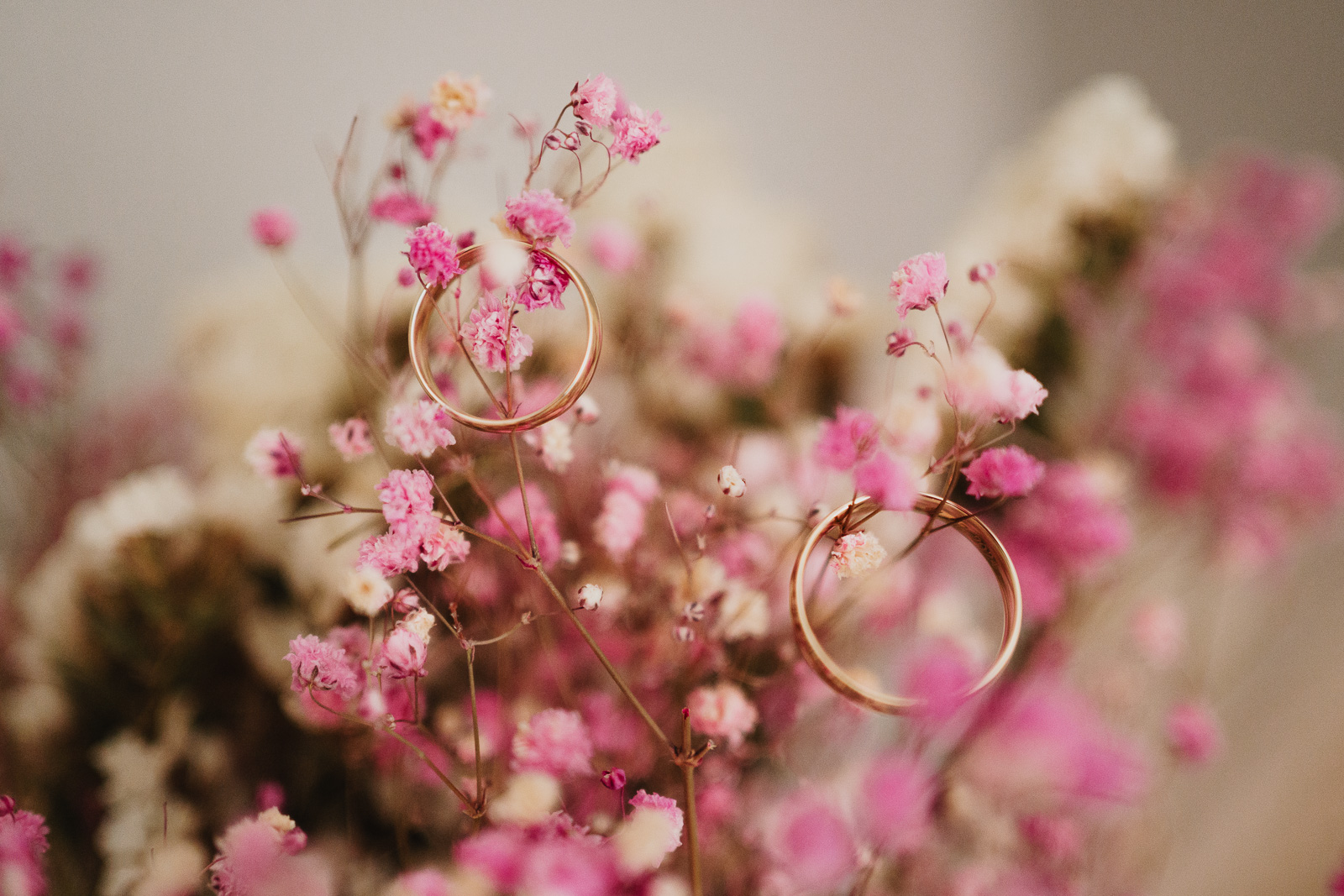 Obrączki ślubne - zdjęcie w kwiatach