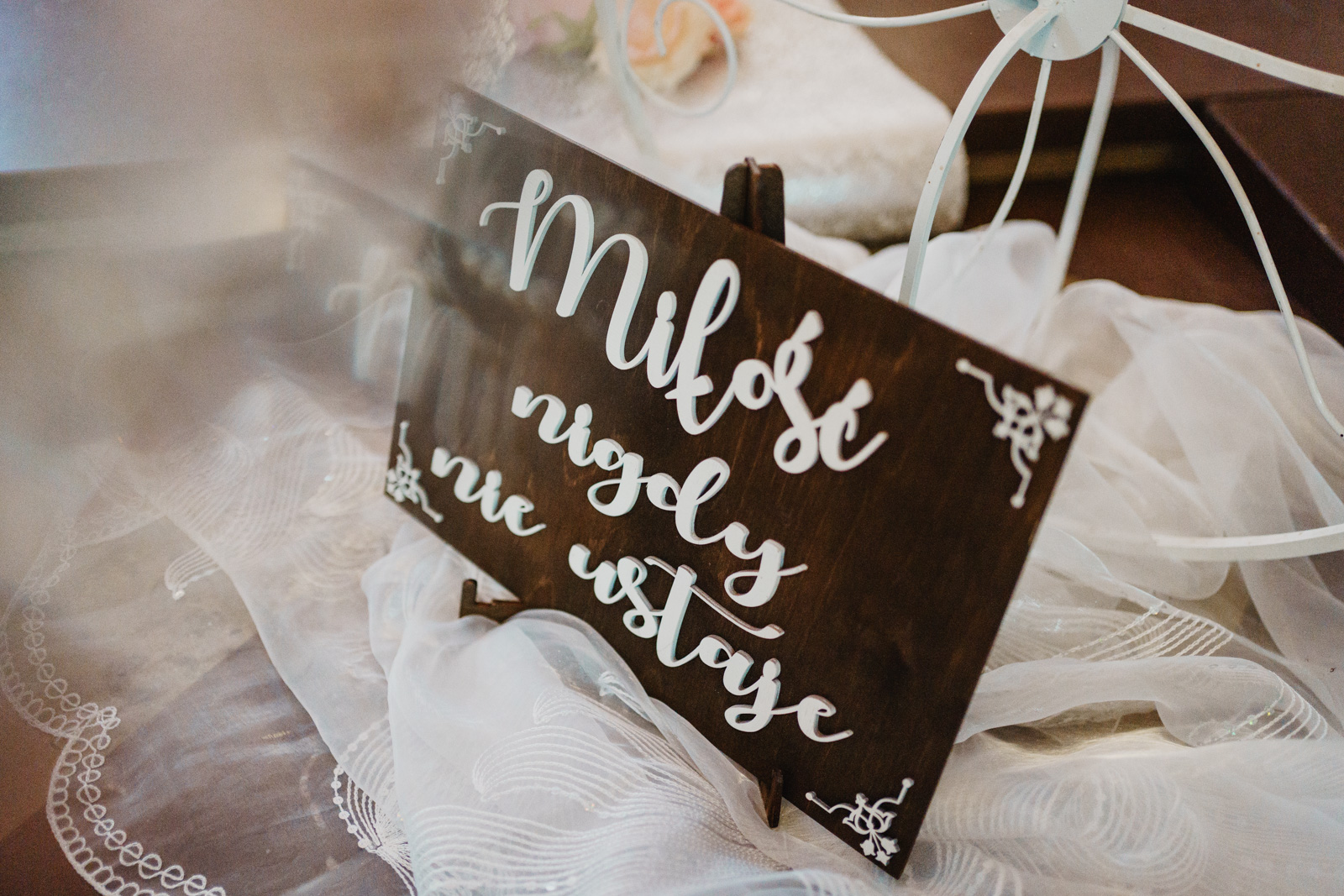 Miłość nigdy nie ustaje - dekoracja ślubu kościelnego