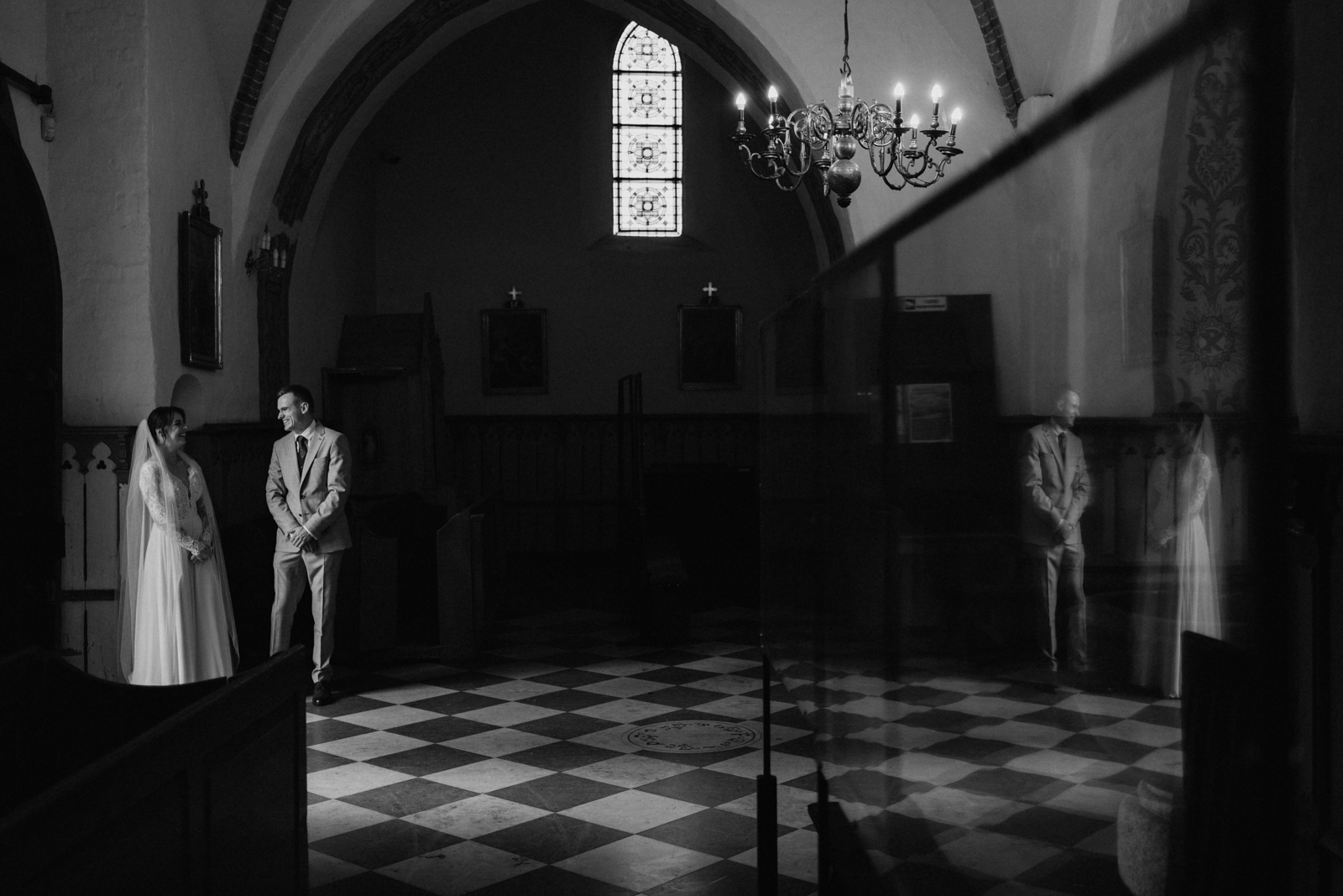 Para Młoda oczekująca przy wejściu do kościoła - Fotograf ślubny Tczew