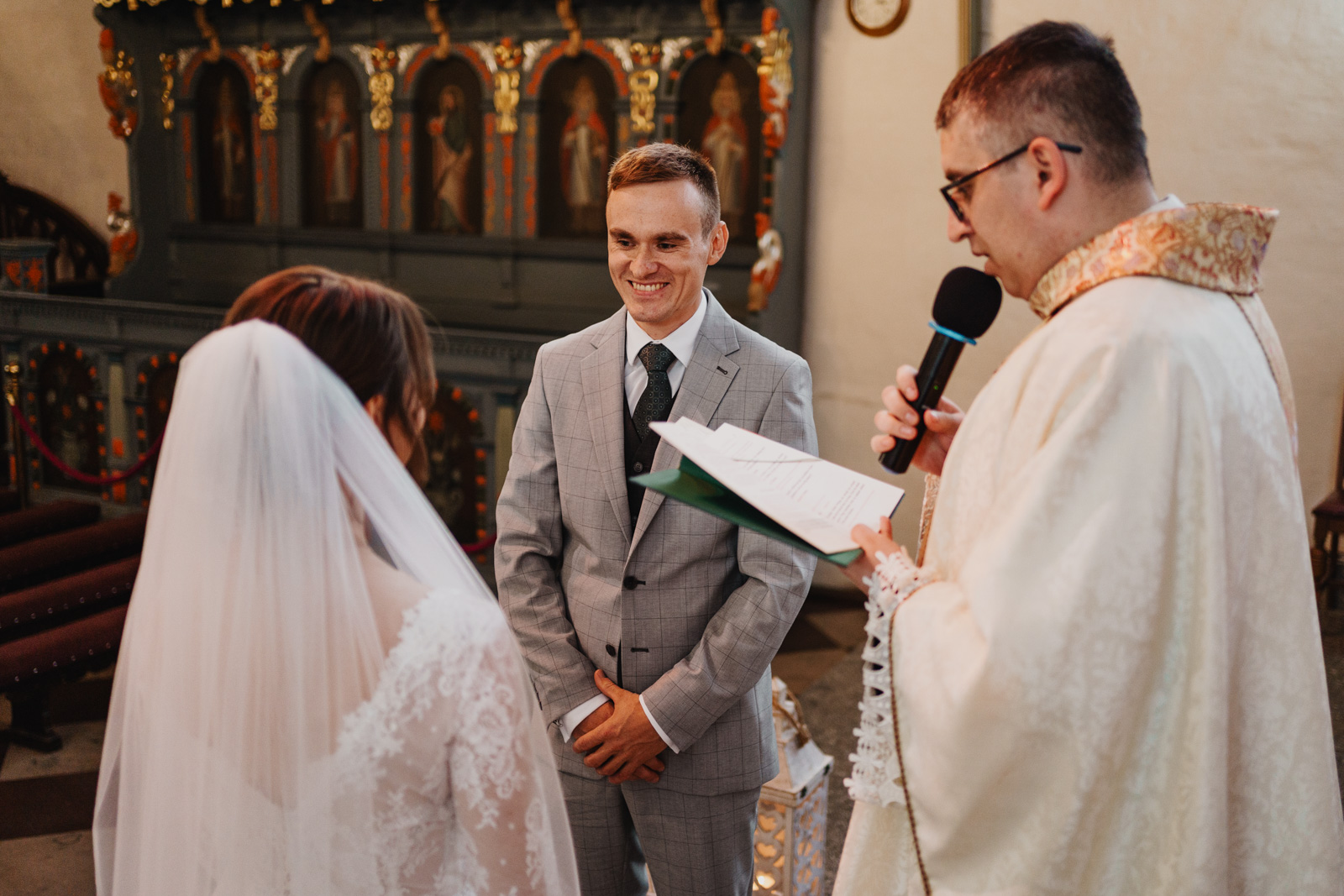 Pan Młody podczas przysięgi małżeńskiej - Fotograf ślubny Tczew, pomorskie