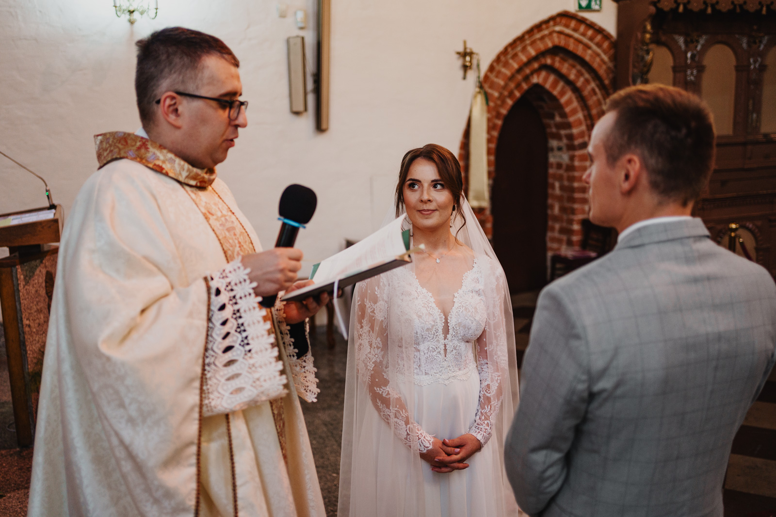 Panna Młoda podczas przysięgi małżeńskiej na ślubie kościelnym