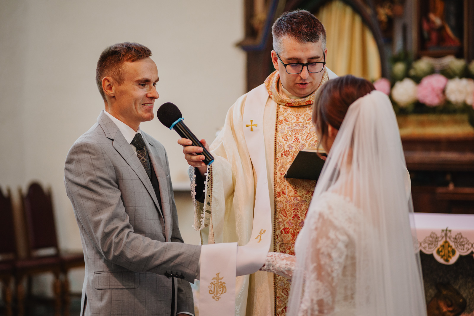 Ślub kościelny - portret Pana Młodego podczas przysięgi małżeńskiej - Fotograf ślubny Tczew, pomorskie