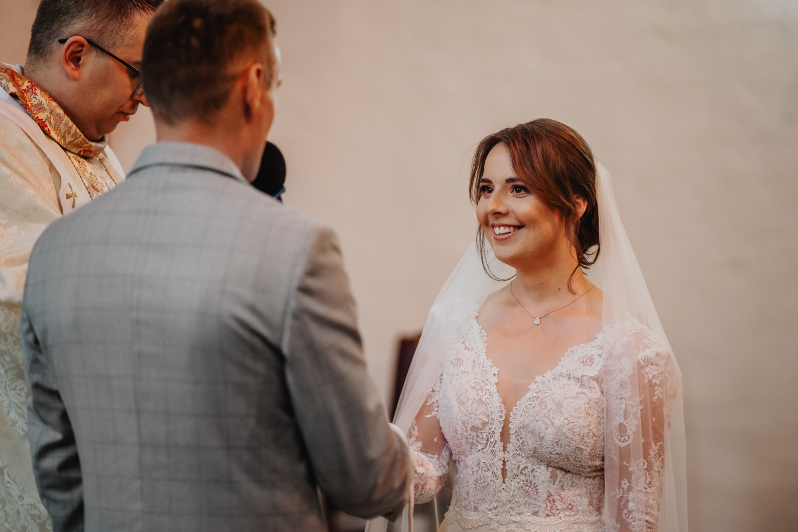 Ślub kościelny - portret Panny Młodej podczas przysięgi - Fotograf ślubny Tczew, pomorskie