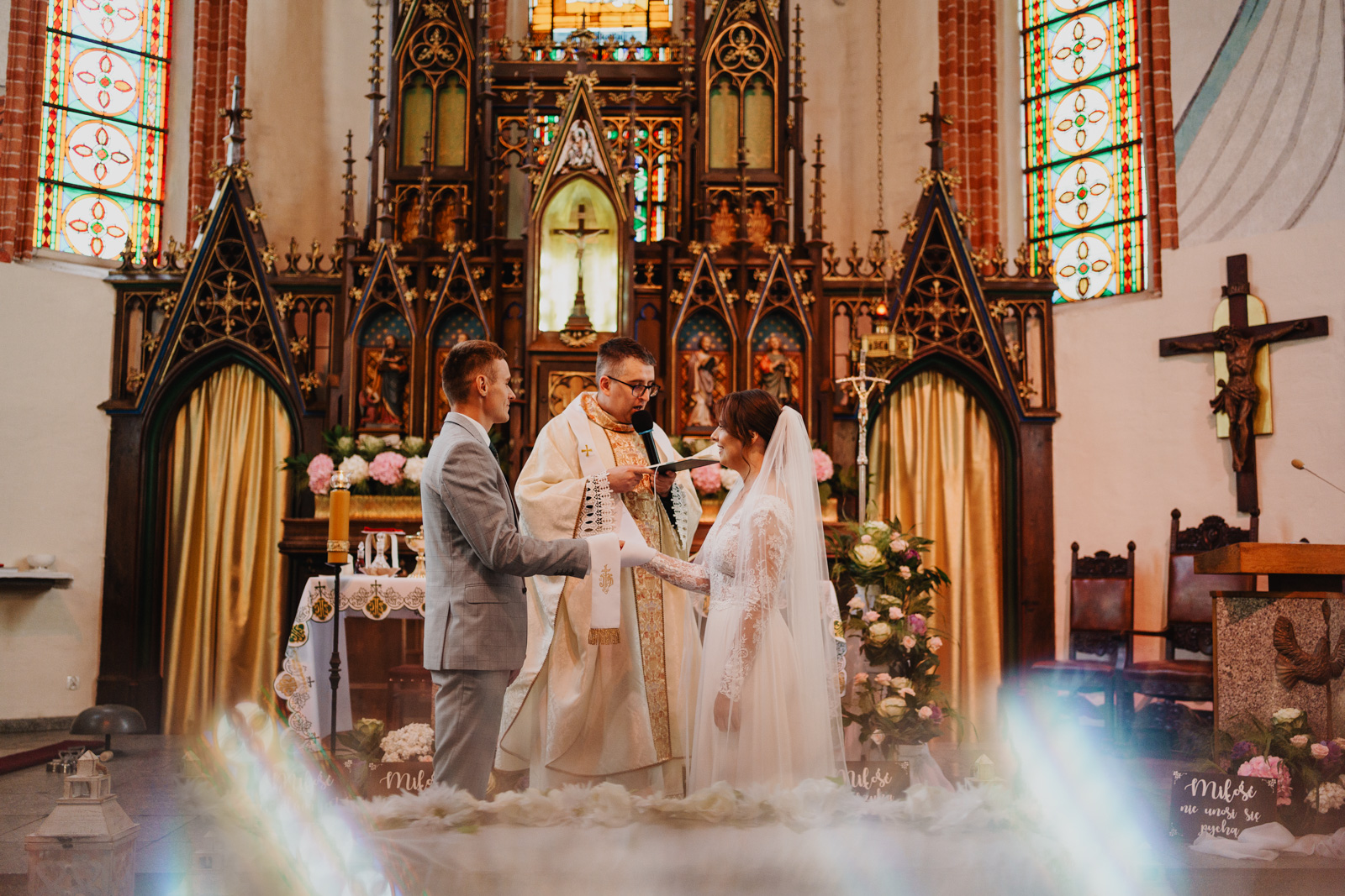 Para Młoda związana stułą podczas przysięgi małżeńskiej - Fotograf ślubny Tczew, pomorskie