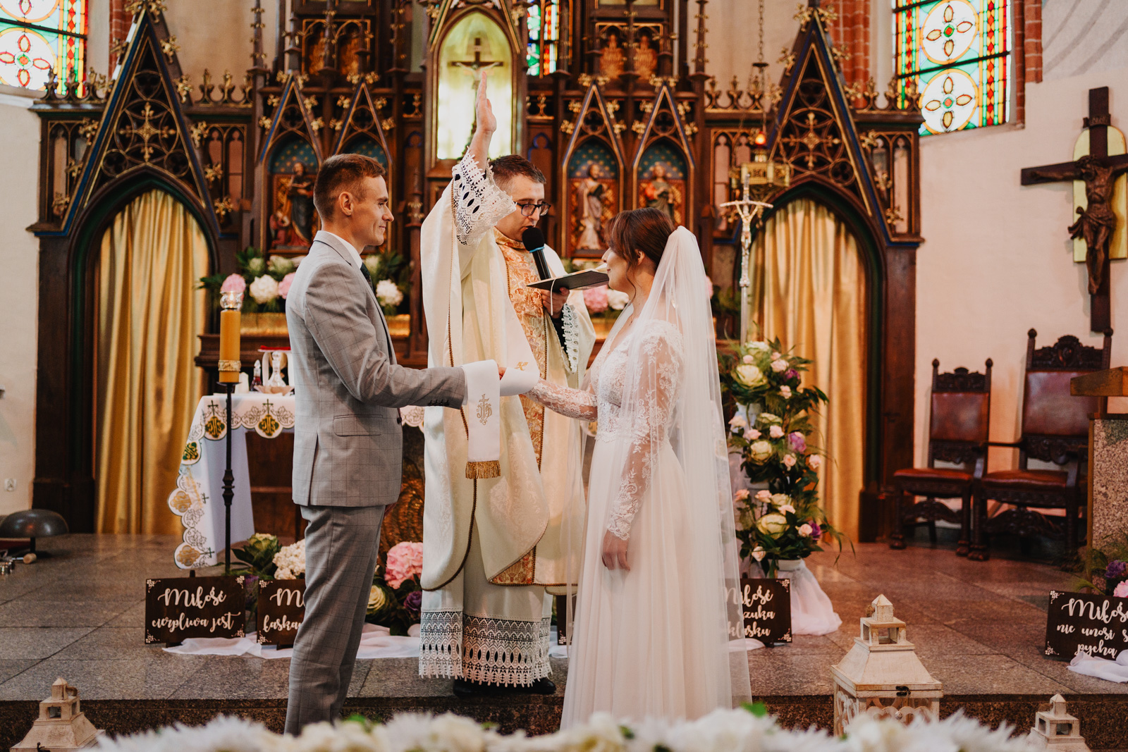 Ceremonia ślubna - znak krzyża na koniec przysięgi - Fotograf ślubny pomorskie
