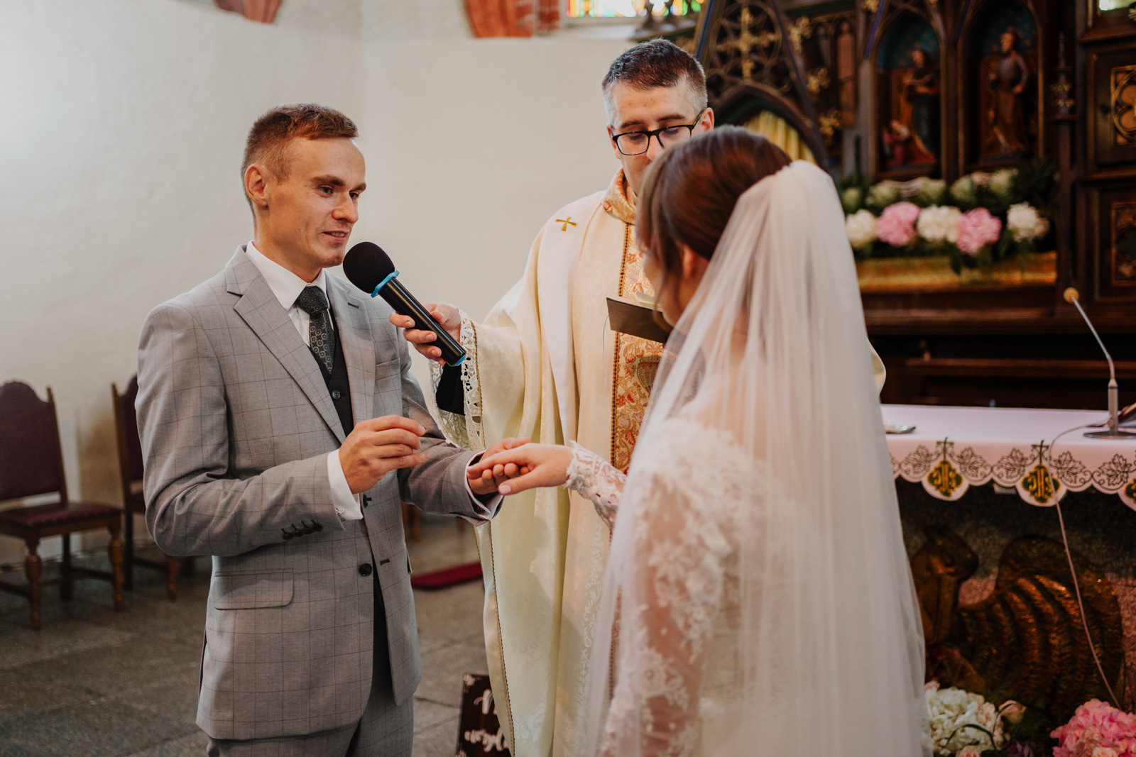 Pan Młody nakłada obrączkę - Fotograf ślubny Tczew,