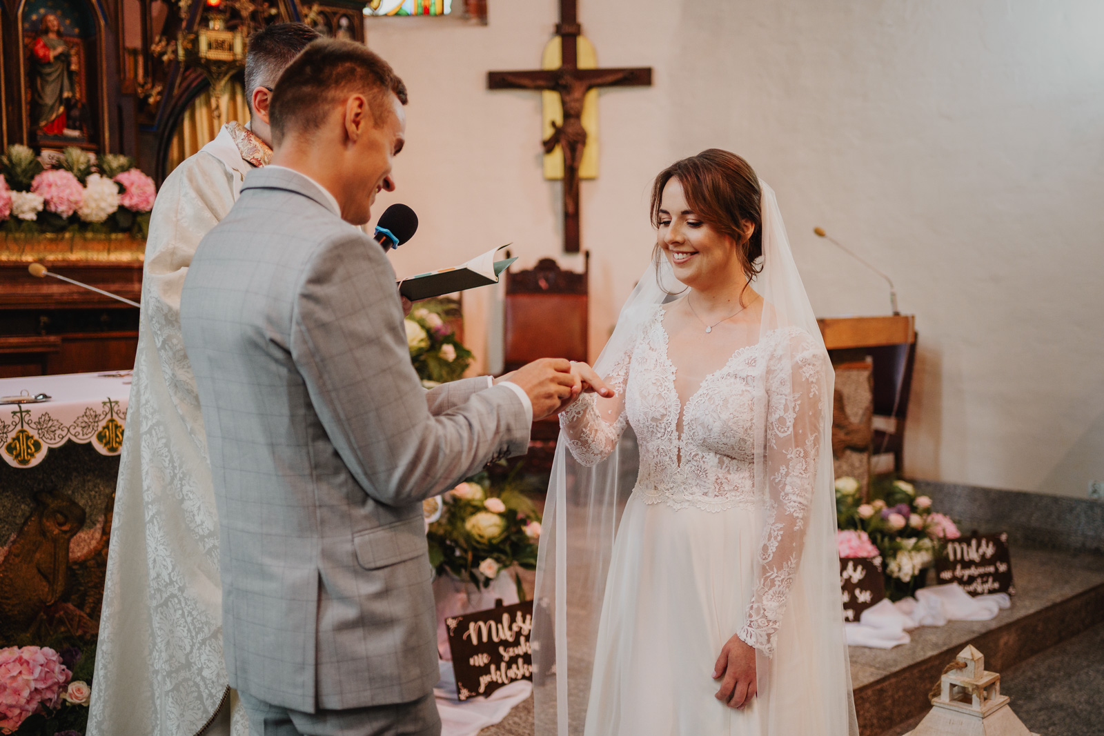 Panna Młoda podczas nakładania obrączek - ślub kościelny