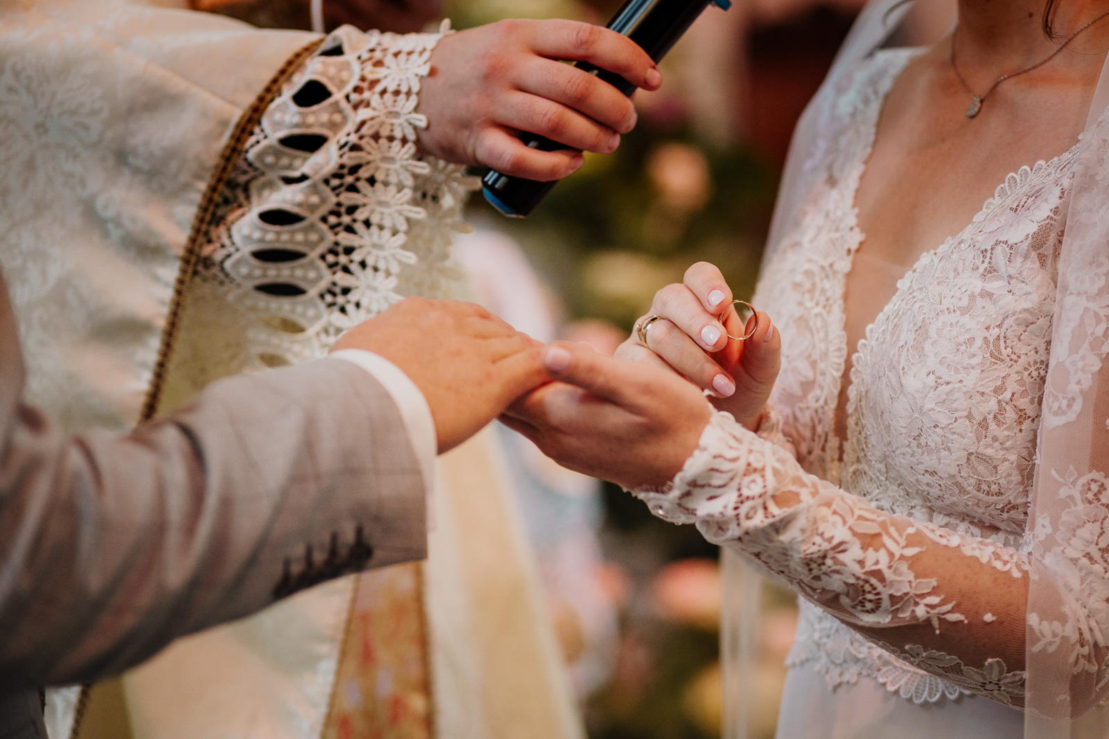 Panna Młoda nakłada obrączkę - Fotograf ślub kościelny Tczew, pomorskie