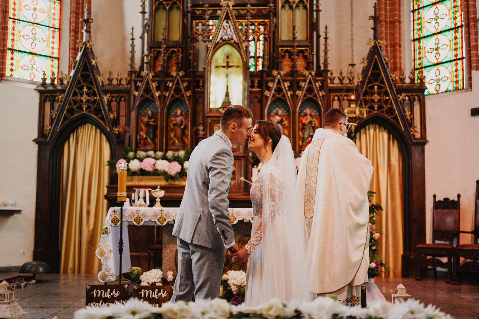 Pierwszy pocałunek Pary Młodej - Fotograf ślub kościelny Tczew