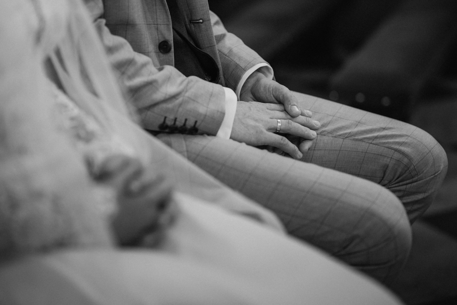 Obrączka na palcu Pana Młodego - Fotograf ślub kościelny Tczew