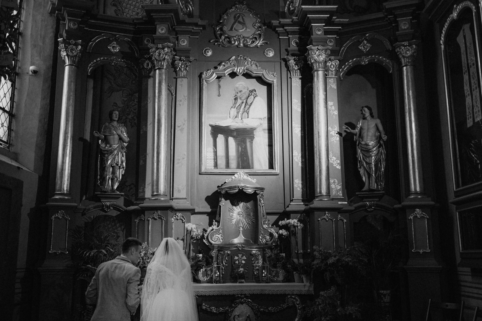 Ślub kościelny - Para Młoda modli się przy bocznym ołtarzu